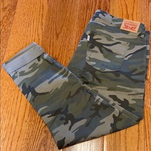 Levi’s 711 Skinny Jeans